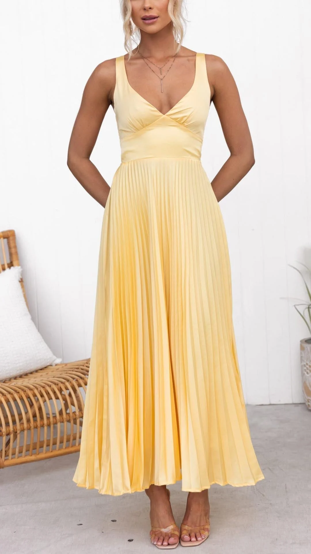 Aby | Gelbes Plissiertes V-Ausschnitt Maxikleid - Image 2