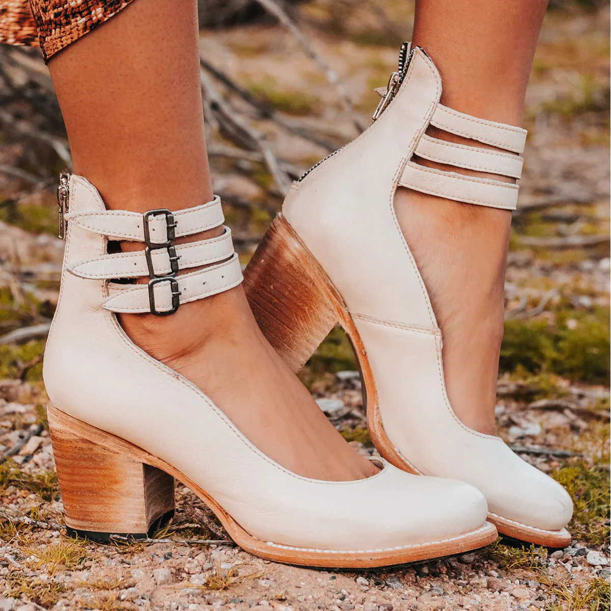 CAMILLE | Pumps mit Riemen — bequemer Blockabsatz - Image 5