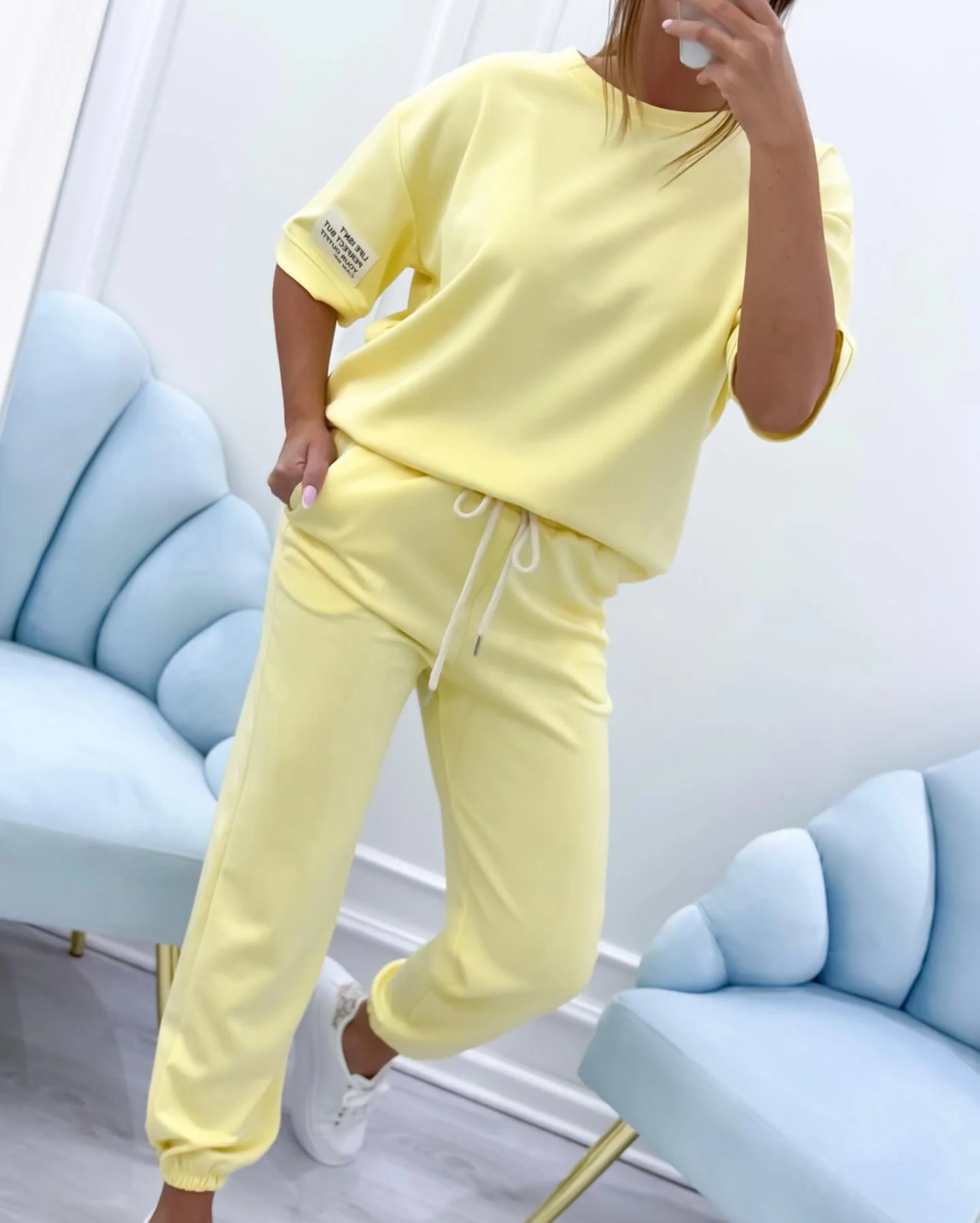 Damen Relaxed Outfit: Set aus solidem Oberteil und Hose - Image 6