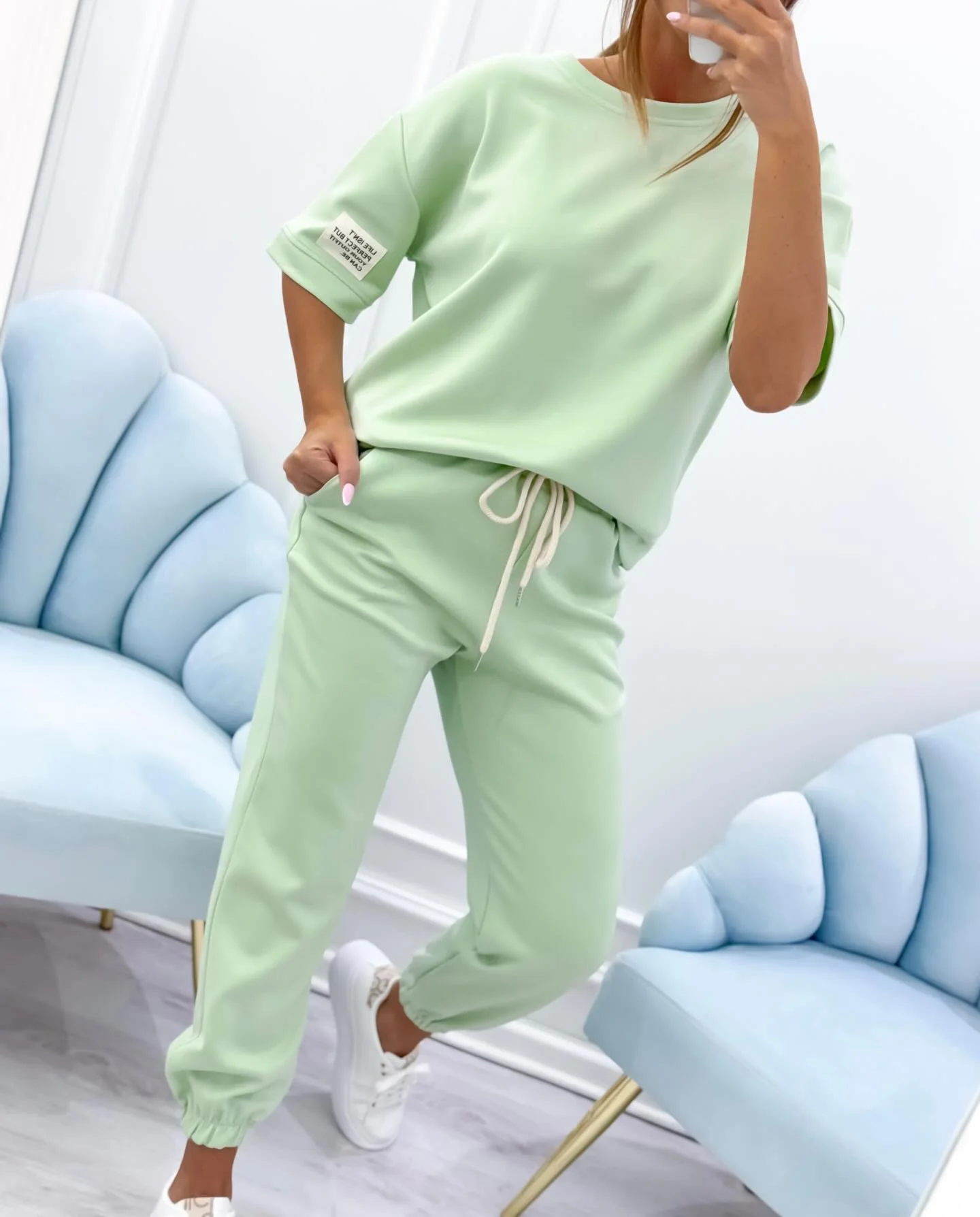 Damen Relaxed Outfit: Set aus solidem Oberteil und Hose - Image 9