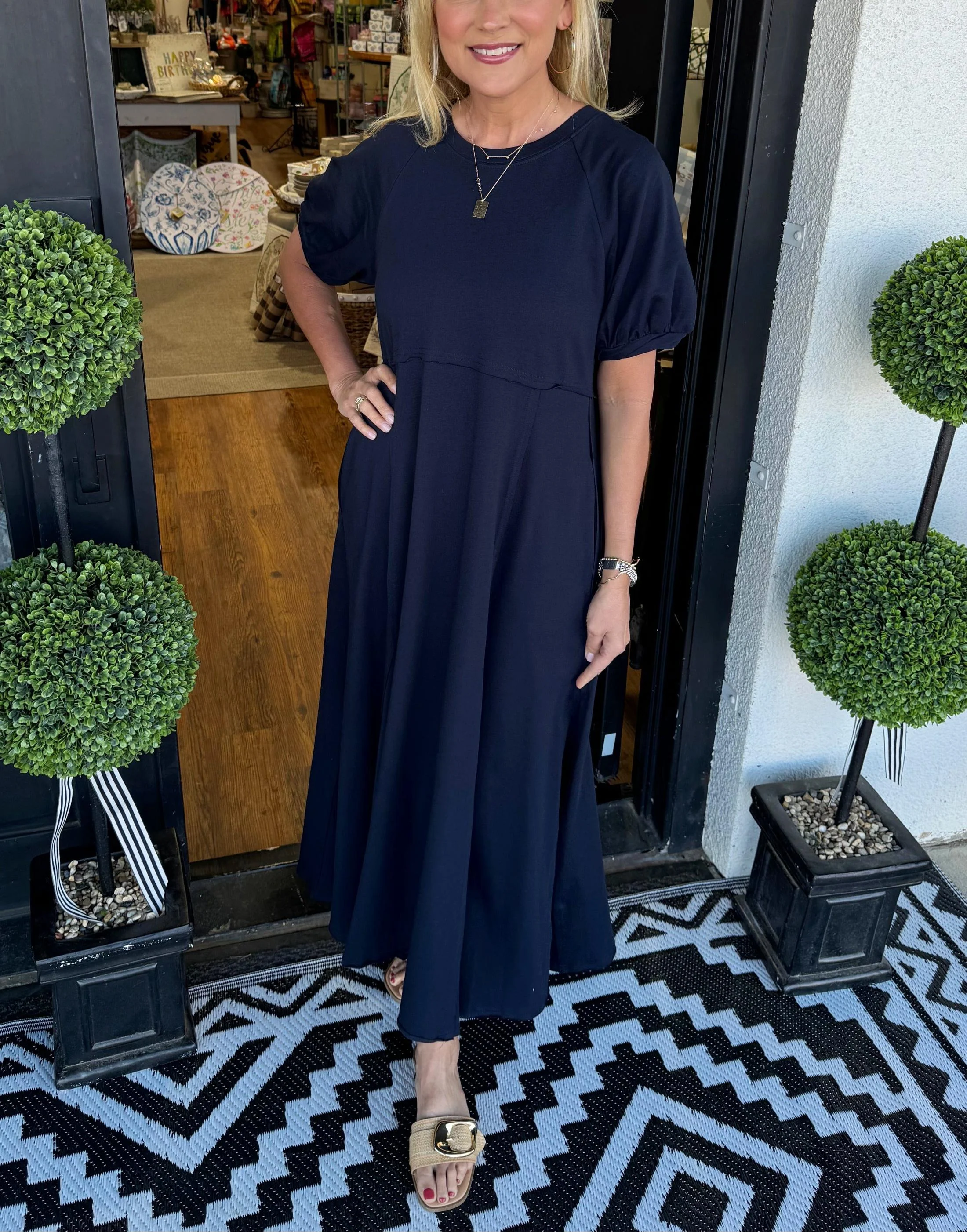 Elegantes Maxi-Kleid mit Puffärmeln und Rundhalsausschnitt