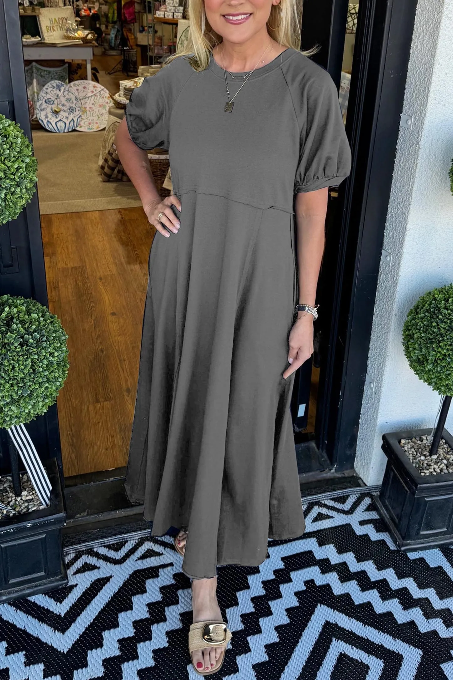 Elegantes Maxi-Kleid mit Puffärmeln und Rundhalsausschnitt - Image 10
