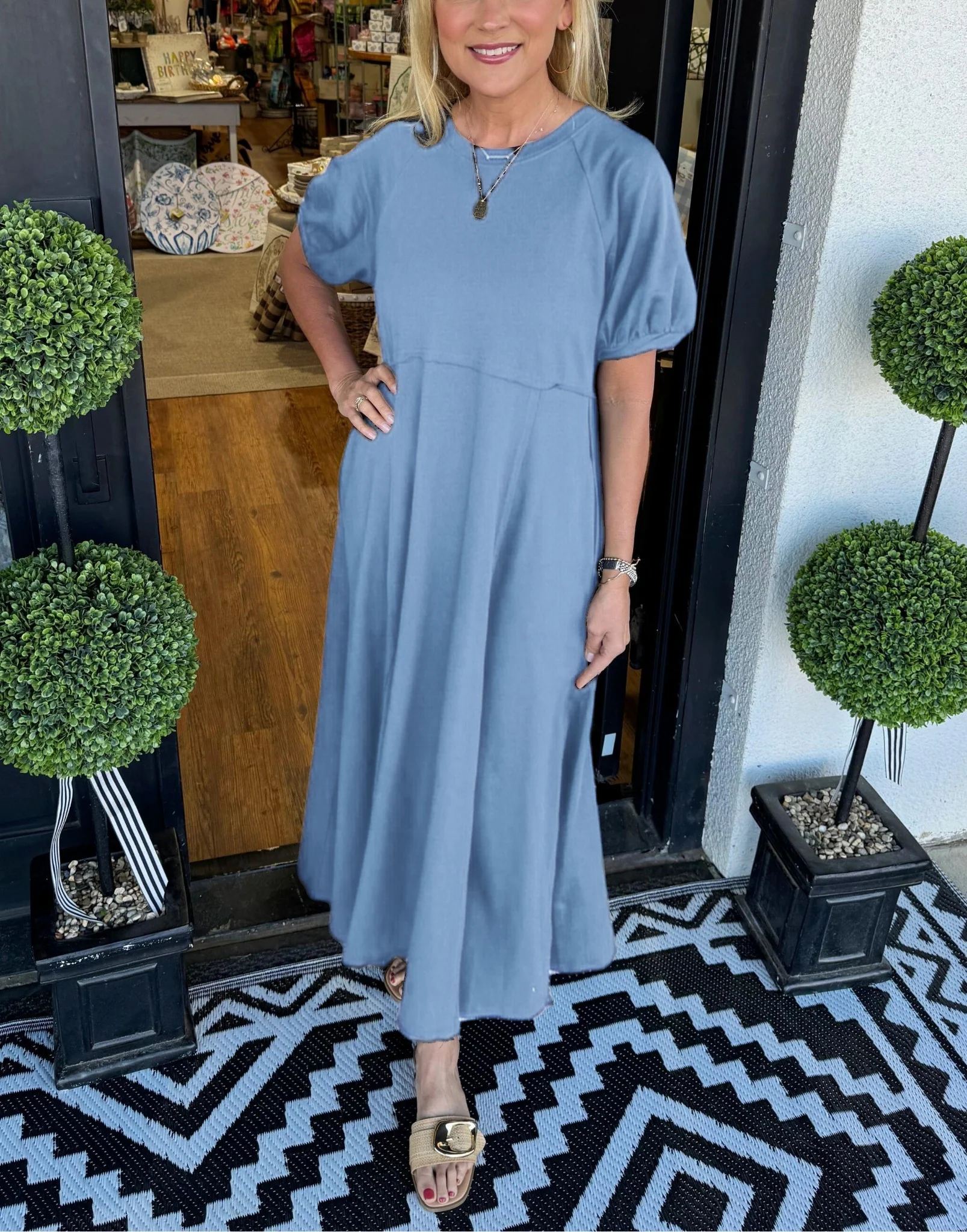 Elegantes Maxi-Kleid mit Puffärmeln und Rundhalsausschnitt - Image 5