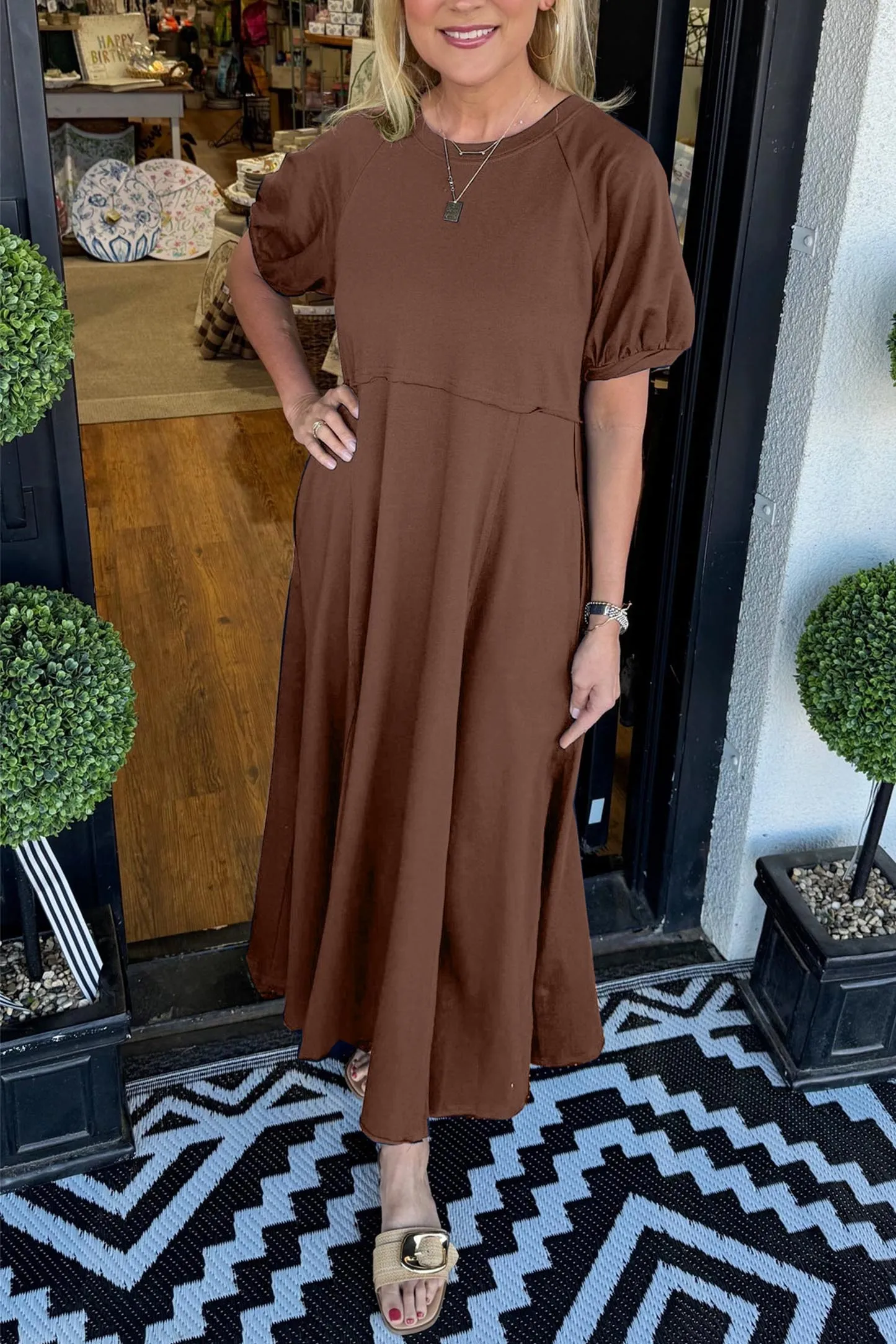 Elegantes Maxi-Kleid mit Puffärmeln und Rundhalsausschnitt - Image 8