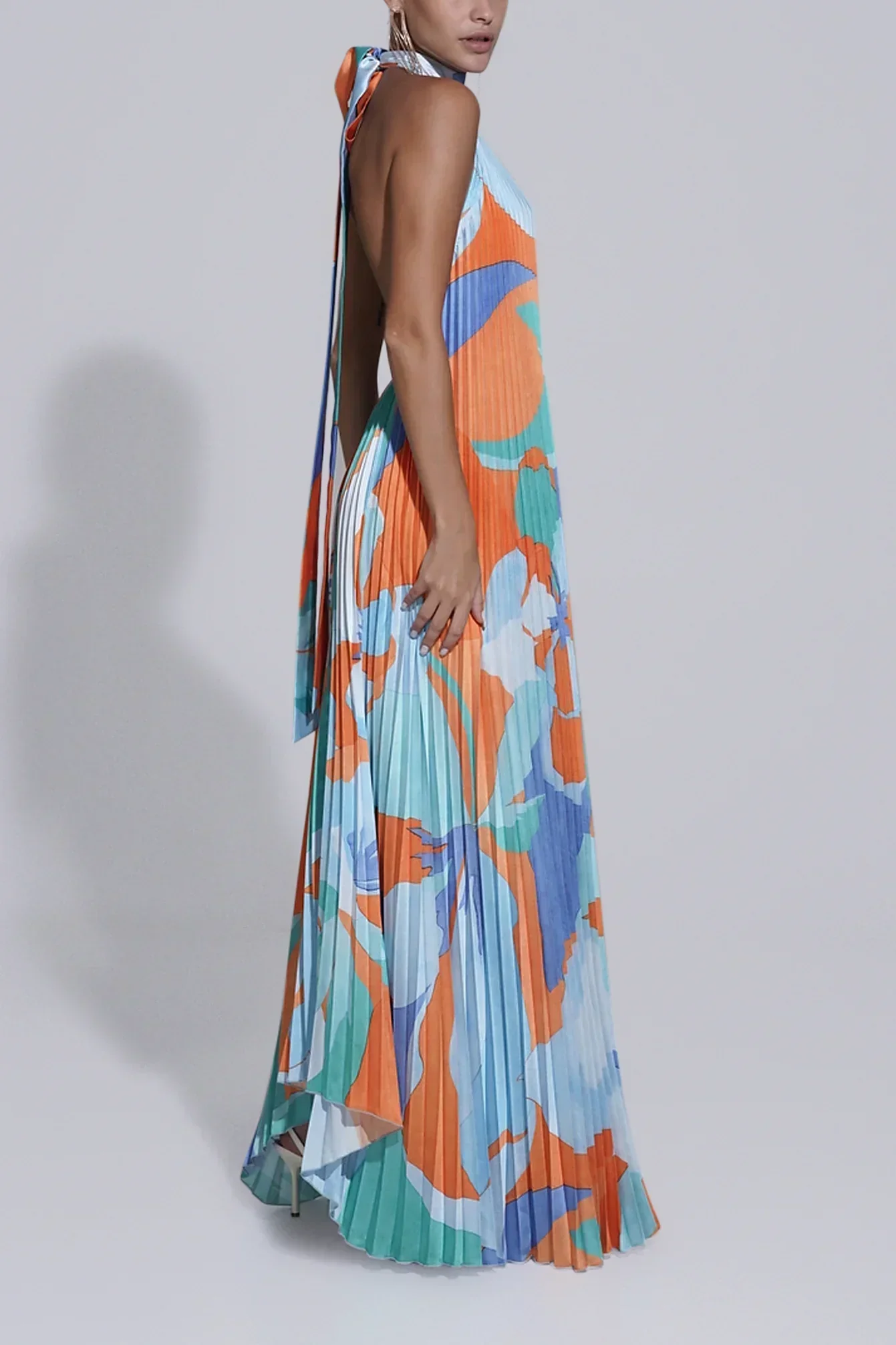 Isla – Elegantes Halter Plissiertes Maxikleid - Image 3