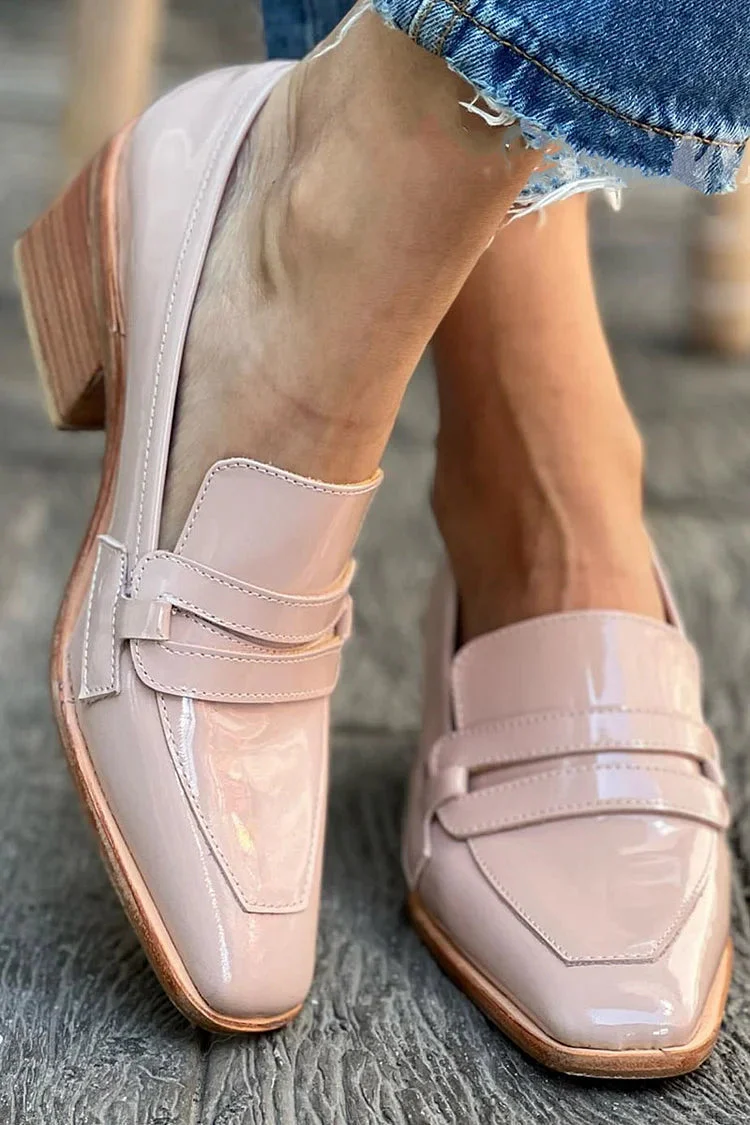 MOCCASINS MIT BREITEM, GLÄNZENDEM ABSATZ