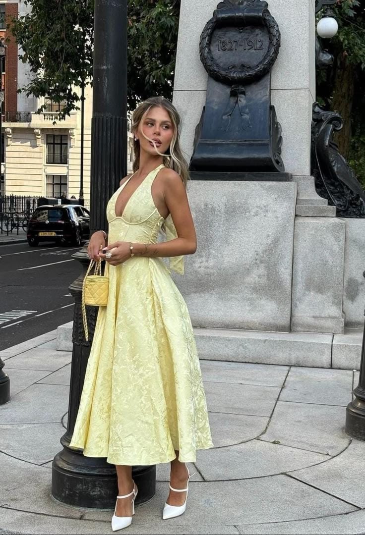 Niamh - Elegantes Besticktes Ärmelloses Kleid mit Tiefem V-Ausschnitt - Image 2