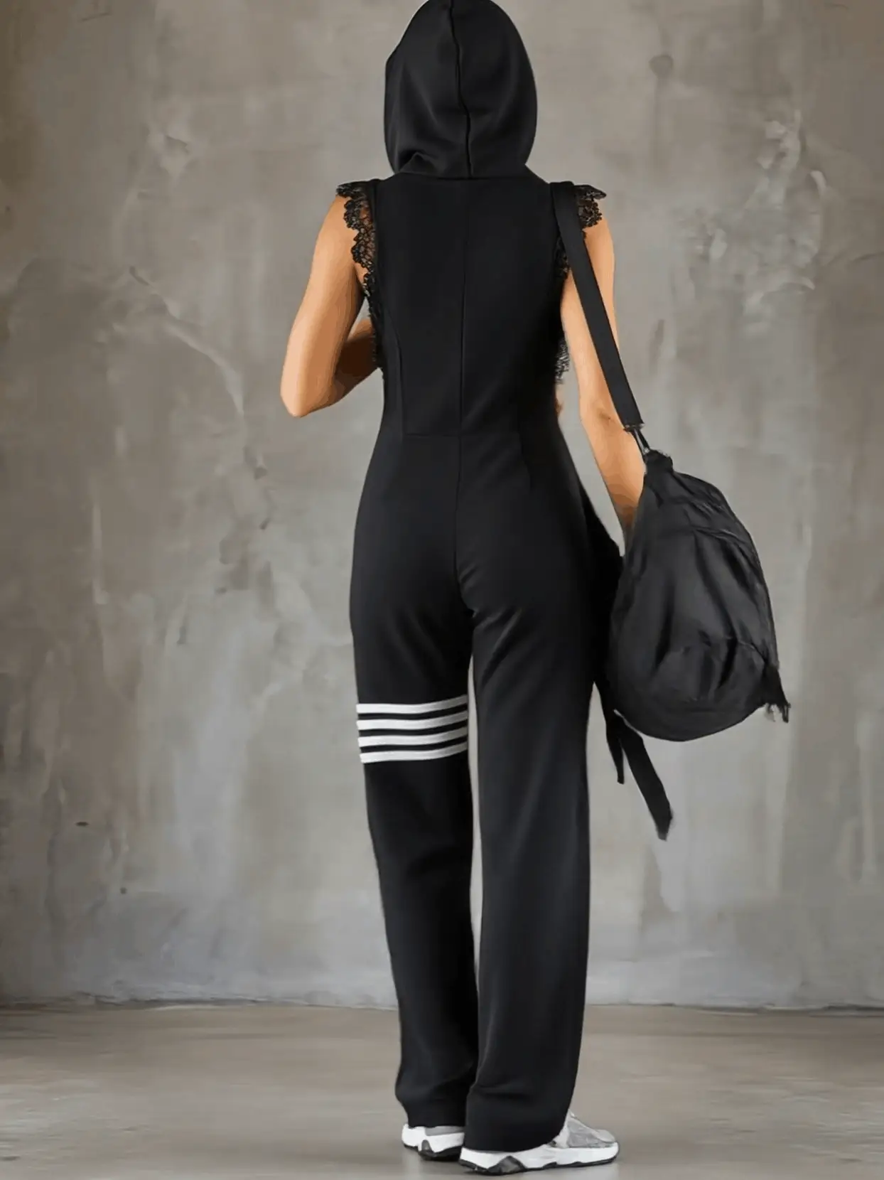 Retro-inspirierter schwarzer ärmelloser Kapuzen-Jumpsuit mit sportlichen Spitzenstreifen - Image 3