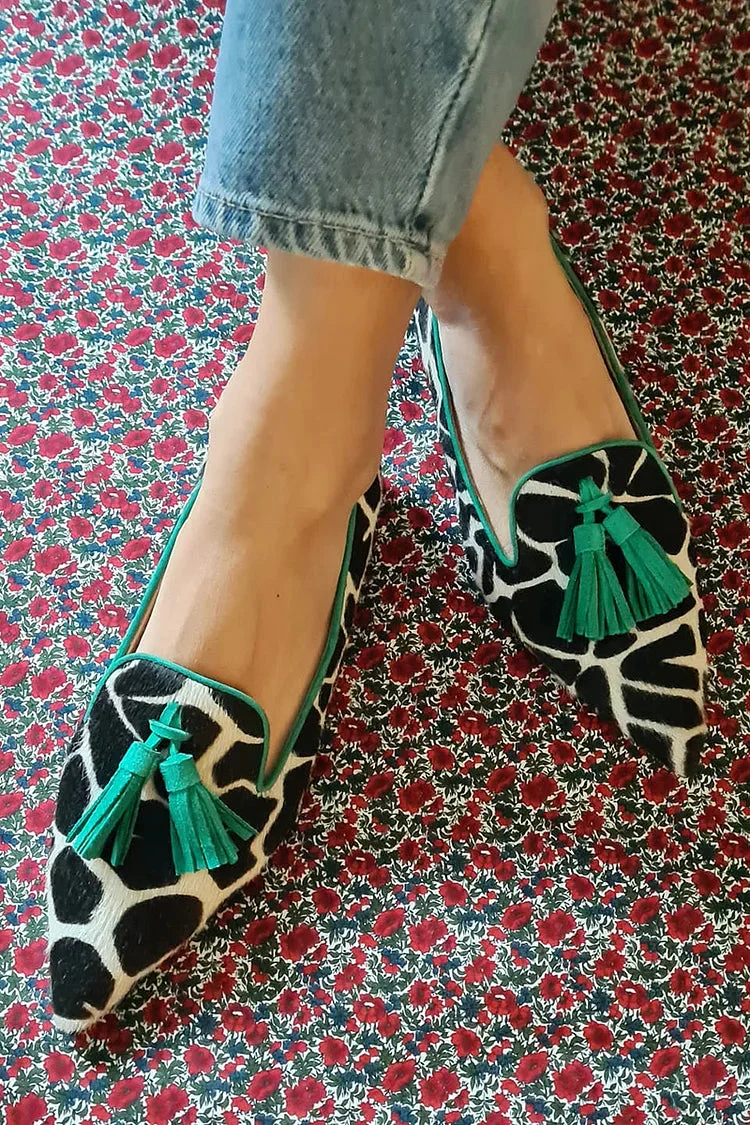 SPITZ ZEHENLOAFER MIT GIRAFFENPRINT UND GRÜNEN FRANSEN